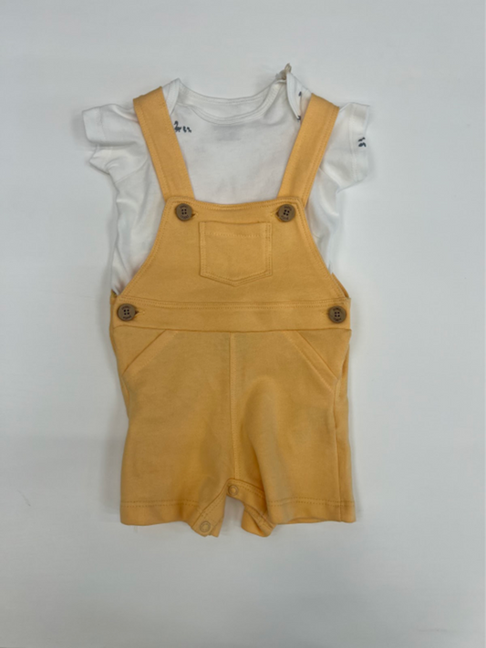 JUMPER AMARILLO CON CAMISA BLANCA