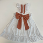 TRAJE BLANCO VOLANTES LAZO ROSA EN ESPALDA